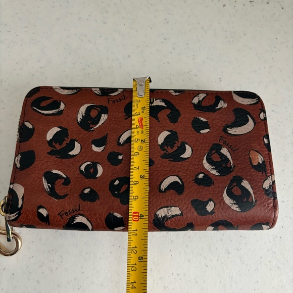 Fossil Brown Animal Print Cow Hide Leather Wallet Pockets Travel Padded Zipper - Picture 6 of 8